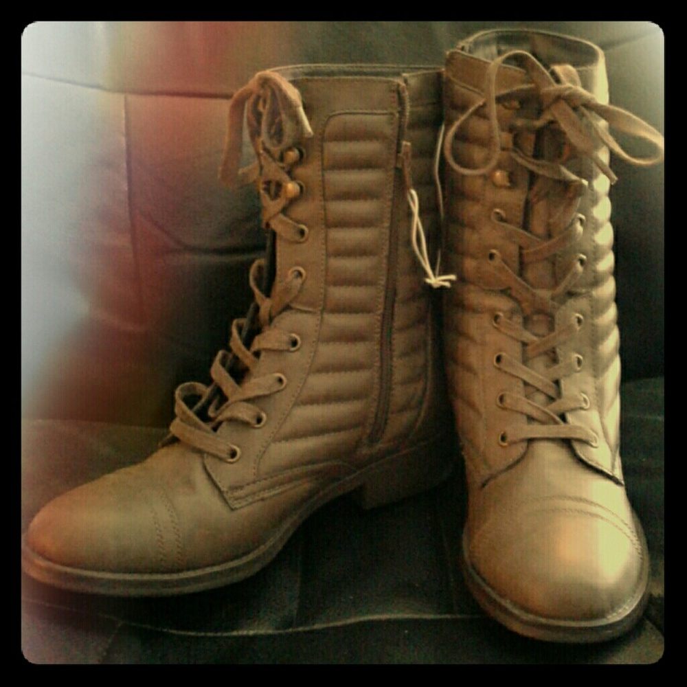 Almost New Taupe combat look boots 8.5 💣💣☇☇